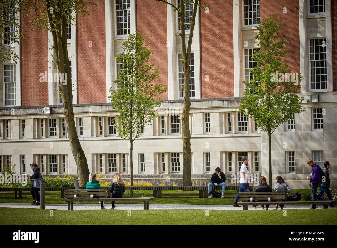 Les étudiants de l'Université de Manchester à l'aide de la piscine en plein air parc vert de zones piétonnes pour se reposer et réviser. Banque D'Images