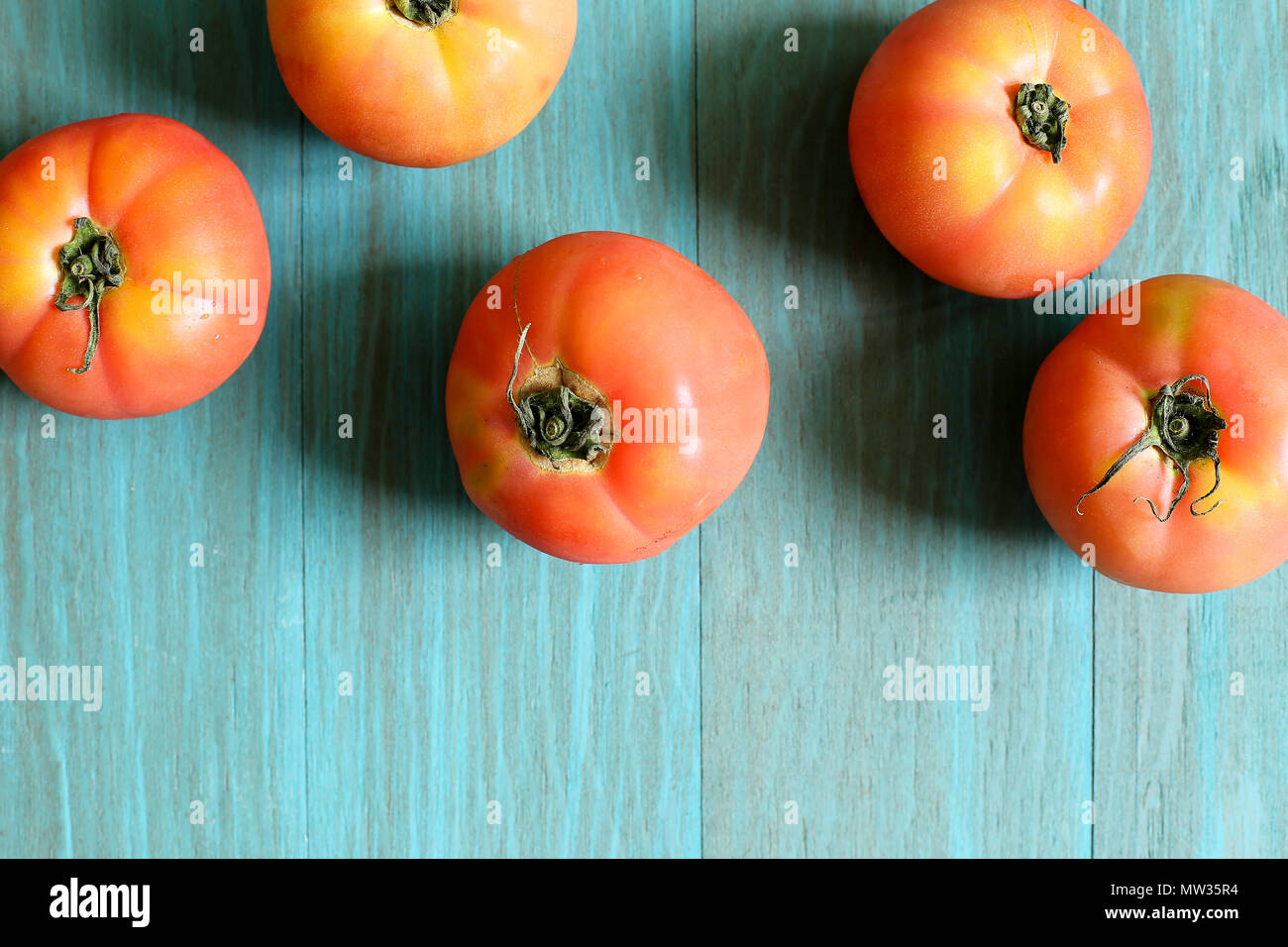 Les tomates fraîches style vintage sur table en bois peint en vert Banque D'Images