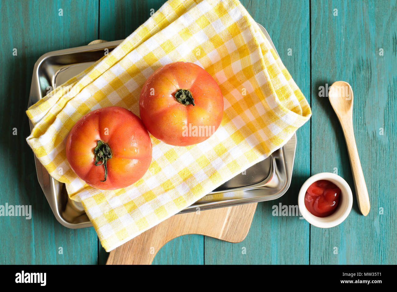 Les tomates fraîches et le ketchup sur style vintage table en bois peint en vert Banque D'Images