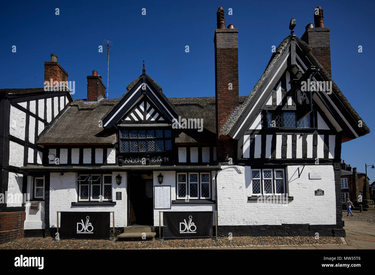 Journée ensoleillée Cheshire East market town Sandbach, Place du marché les pavés de l'ours noir, Ye Olde inn pub au toit de 400 ans, Grade II* énumérés construire Banque D'Images