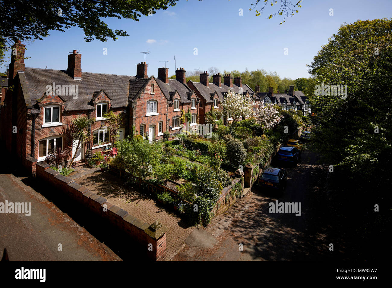 Journée ensoleillée à Cheshire East market town Sandbach, Sandbach, jolie ville de logements en brique rouge centre chalets sur la rue Front Banque D'Images