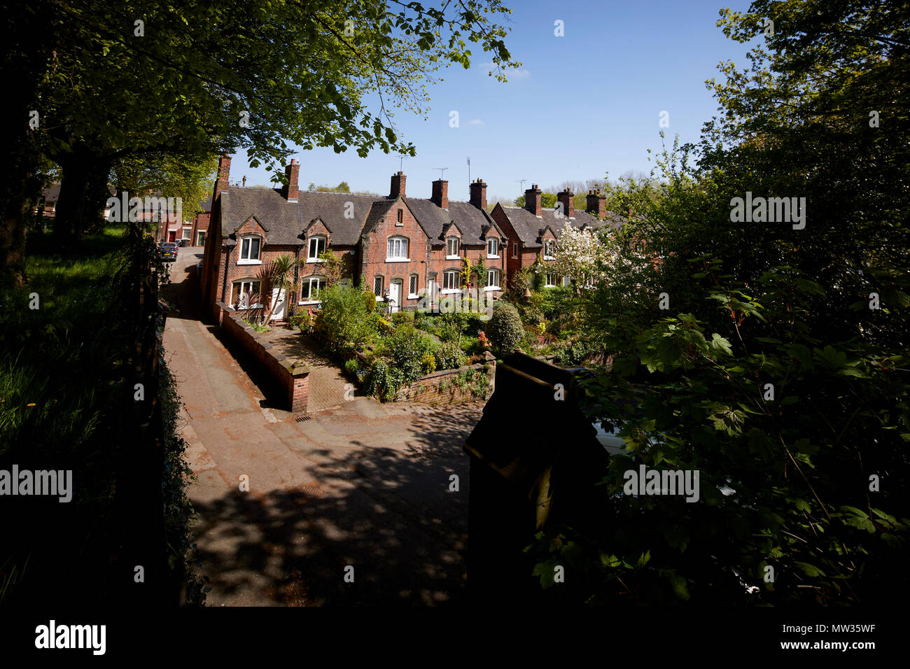 Journée ensoleillée à Cheshire East market town Sandbach, Sandbach, jolie ville de logements en brique rouge centre chalets sur la rue Front Banque D'Images