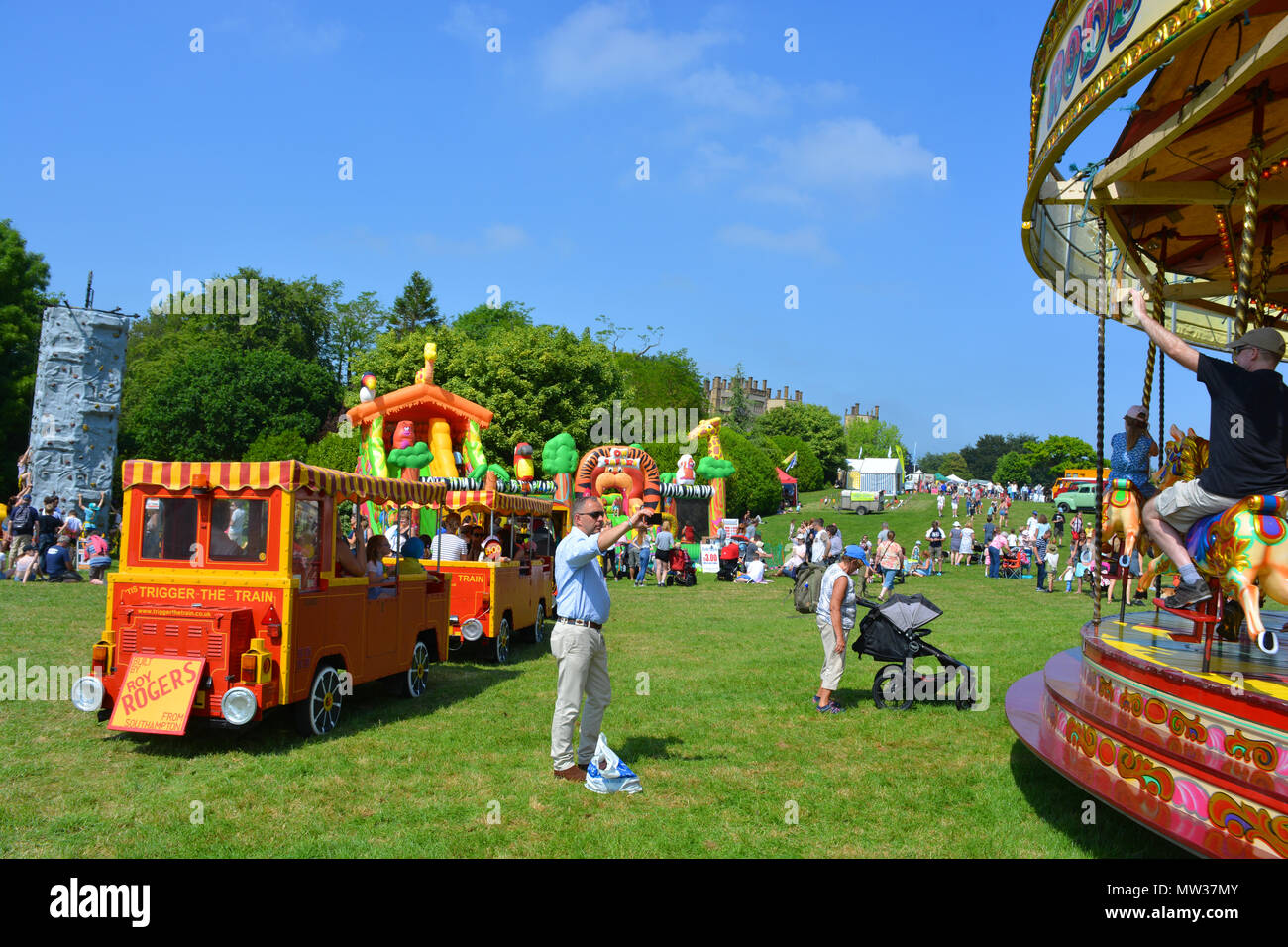 Train et merry-go-round à Sherborne Castle Country Fair, Sherborne, Dorset, Angleterre Banque D'Images
