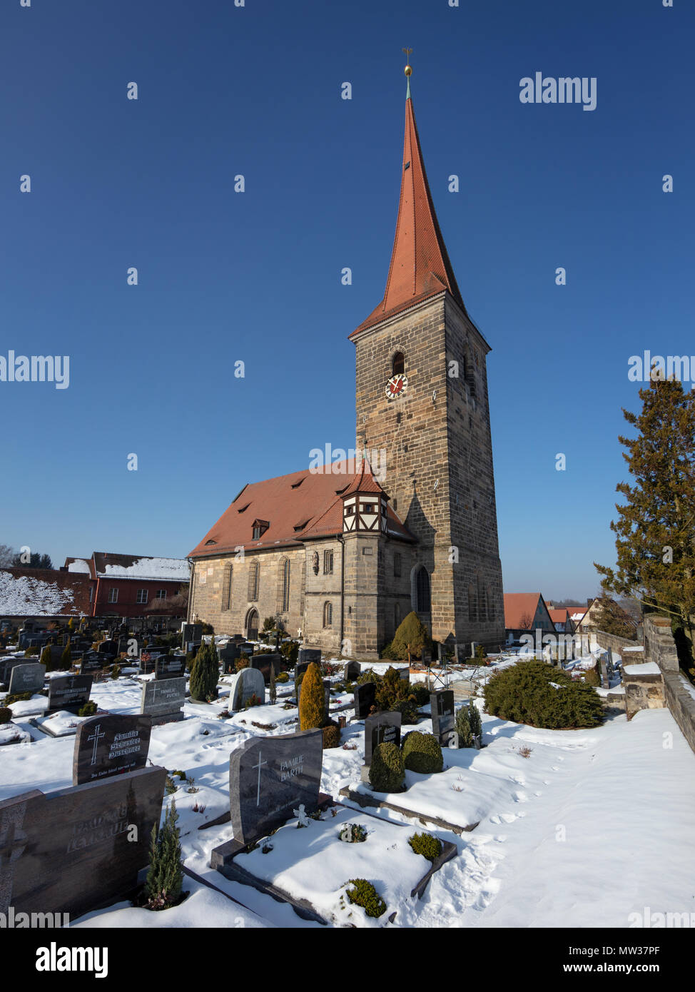 Église St Veit en hiver avec de la neige au cimetière à l'avant-plan dans Ottensoos, Allemagne Banque D'Images
