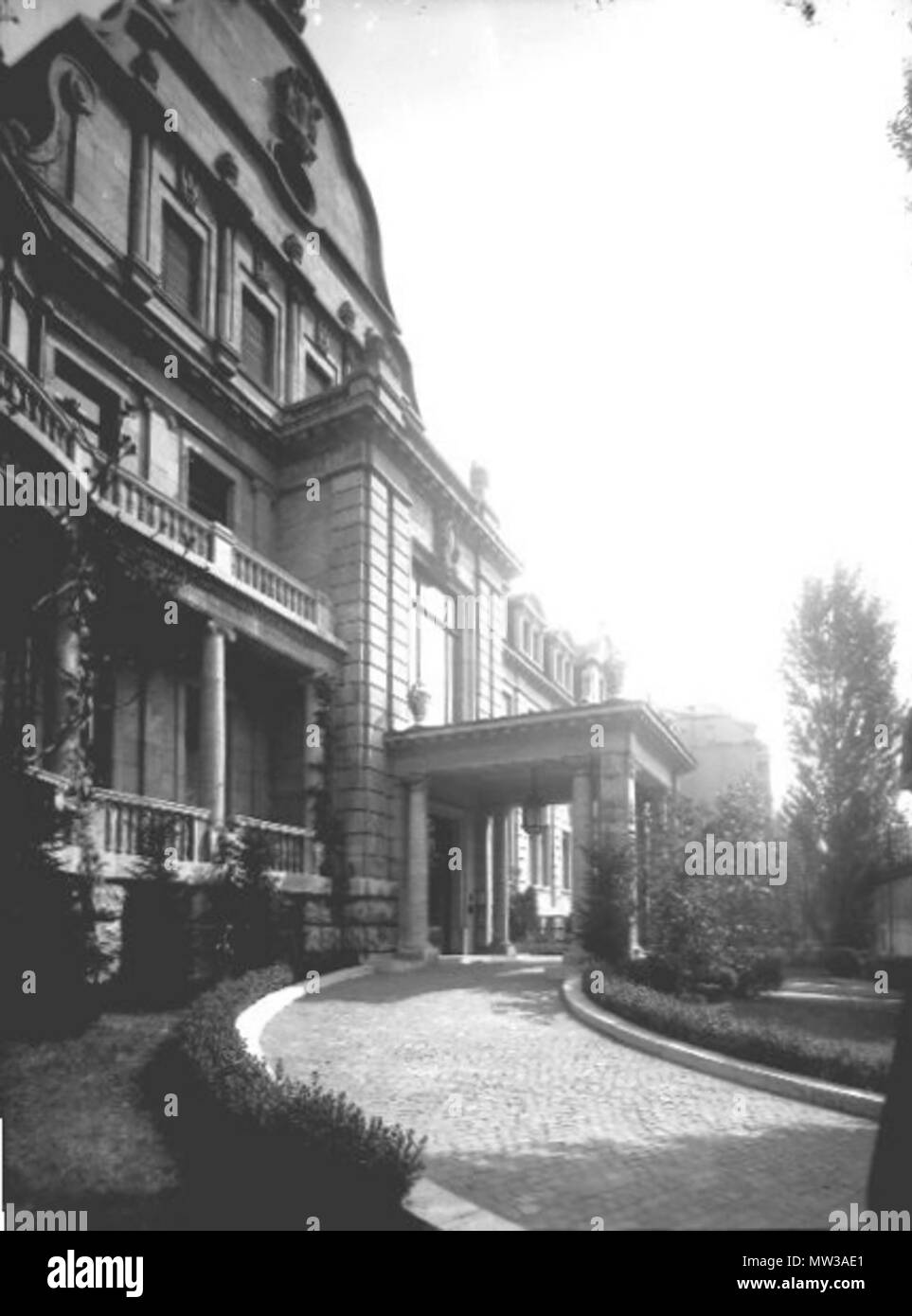 . Anglais : Leipzig, Kaiserin-Augusta-Strasse 19 (maintenant Richard-Lehmann-Strasse), entrée de la propriété, vers 1920 ; la maison construite 1910/11 par Otto Paul Burghardt a deux frères Philipp, propriétaire de la Fritz Schulz jun. AG. Deutsch : Leipzig, Kaiserin-Augusta-Straße 19 (heute Richard-Lehmann-Straße), Grundstücksauffahrt, um 1920 ; Das 1910/11 von Otto Paul Burghardt erbaute Haus gehörte den Gebrüdern Philipp, Eigentümer der Fritz Schulz jun. AG. vers 1920. Atelier Hermann Walter (Photo : Bernhard Müller [† 1930] ou Karl Walter [† 11 Octobre 1940]) 366 Leipzig Kaiserin-Augusta-Strasse 19 allée Banque D'Images