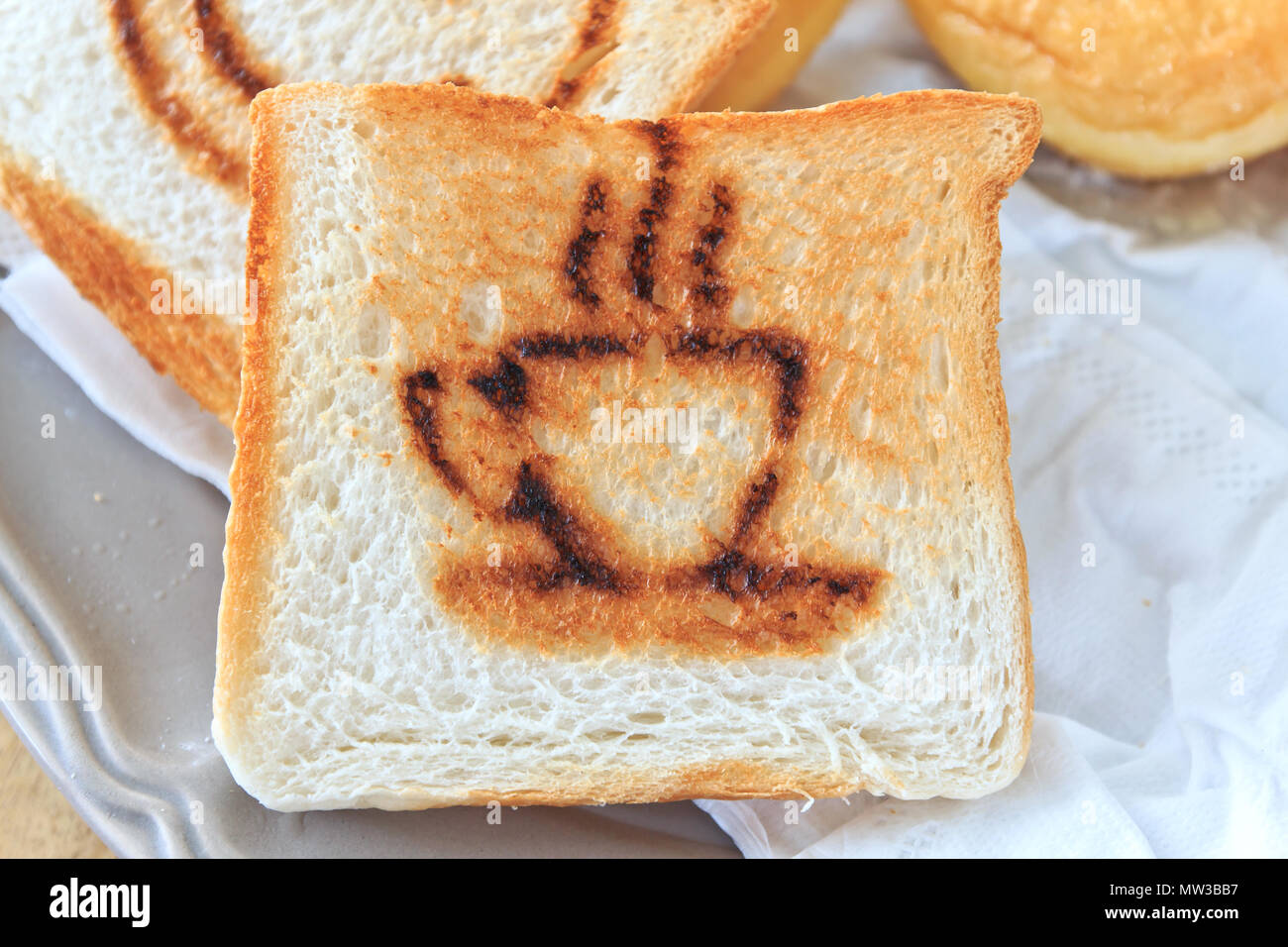 Marque de brûlure de café sur du pain grillé sur lave Banque D'Images