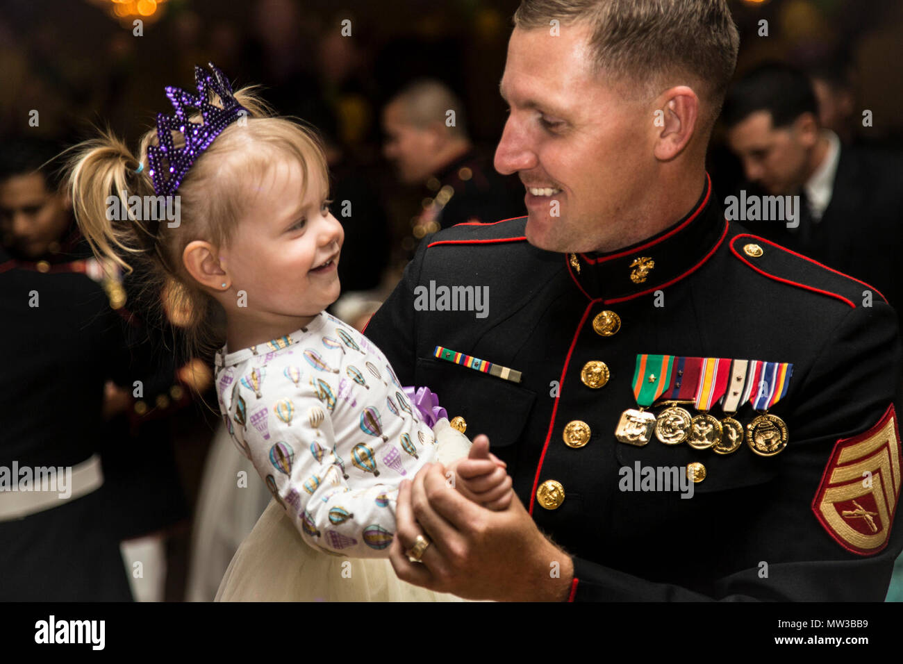 Le sergent du Corps des Marines des États-Unis. Christopher M. Bess, systèmes cybernétiques, chef de l'Administration centrale et Service Company, 1er Bataillon, 1e Régiment de Marines, 1 Division de marines, et sa fille de deux ans, Quinlynn Bess, danse au cours de la 11e édition de père- fille danse le Camp Pendleton, en Californie, avril. 28, 2017. Le père-fille danse est une manifestation annuelle organisée pour le service actif, réserver et vétéran pères de bond et de s'amuser avec leurs filles. Banque D'Images