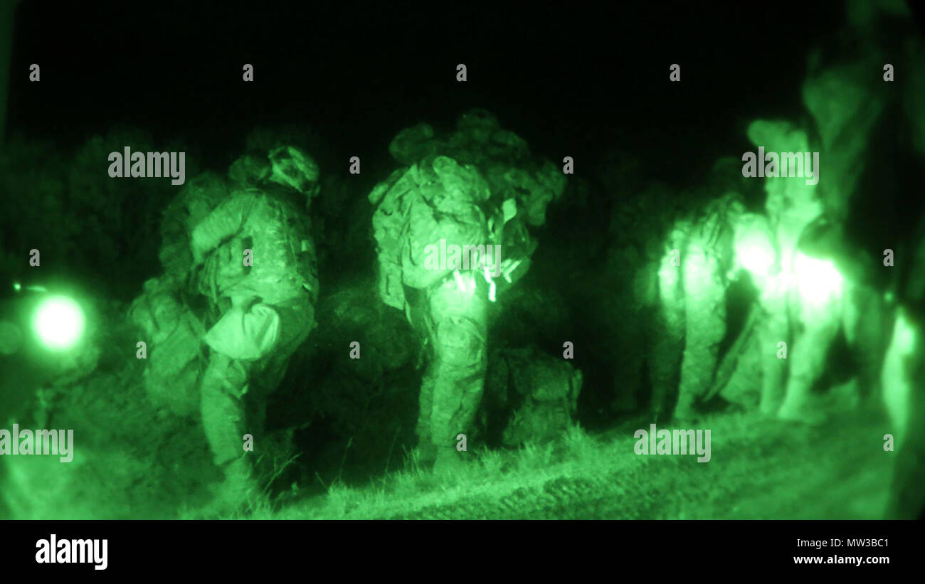 Des soldats américains de la 20ème commande CBRNE, préparez pour commencer à marcher pendant une nuit pour un exercice d'entraînement situationnel (STX) lane au centre de formation de Yakima, Yakima, Washington, 26 avril 2017. Les derniers jours de la cours de Dirigeants CBRNE sont constitués de voies STX que d'évaluer ce que les soldats' appris tout au long de la durée du cours. Banque D'Images