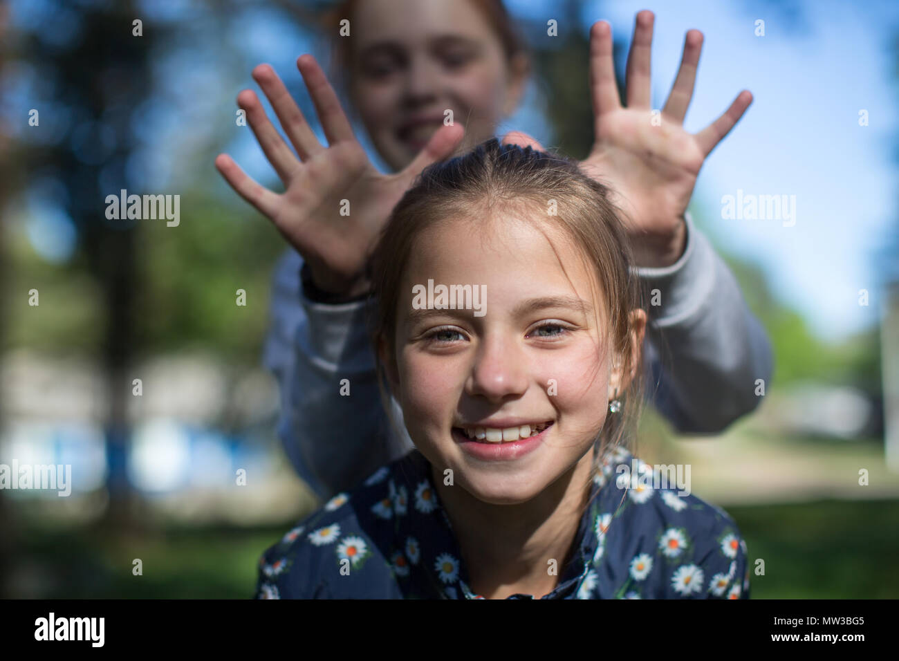 Deux filles soeurs ou amies s'amuser en plein air. Banque D'Images