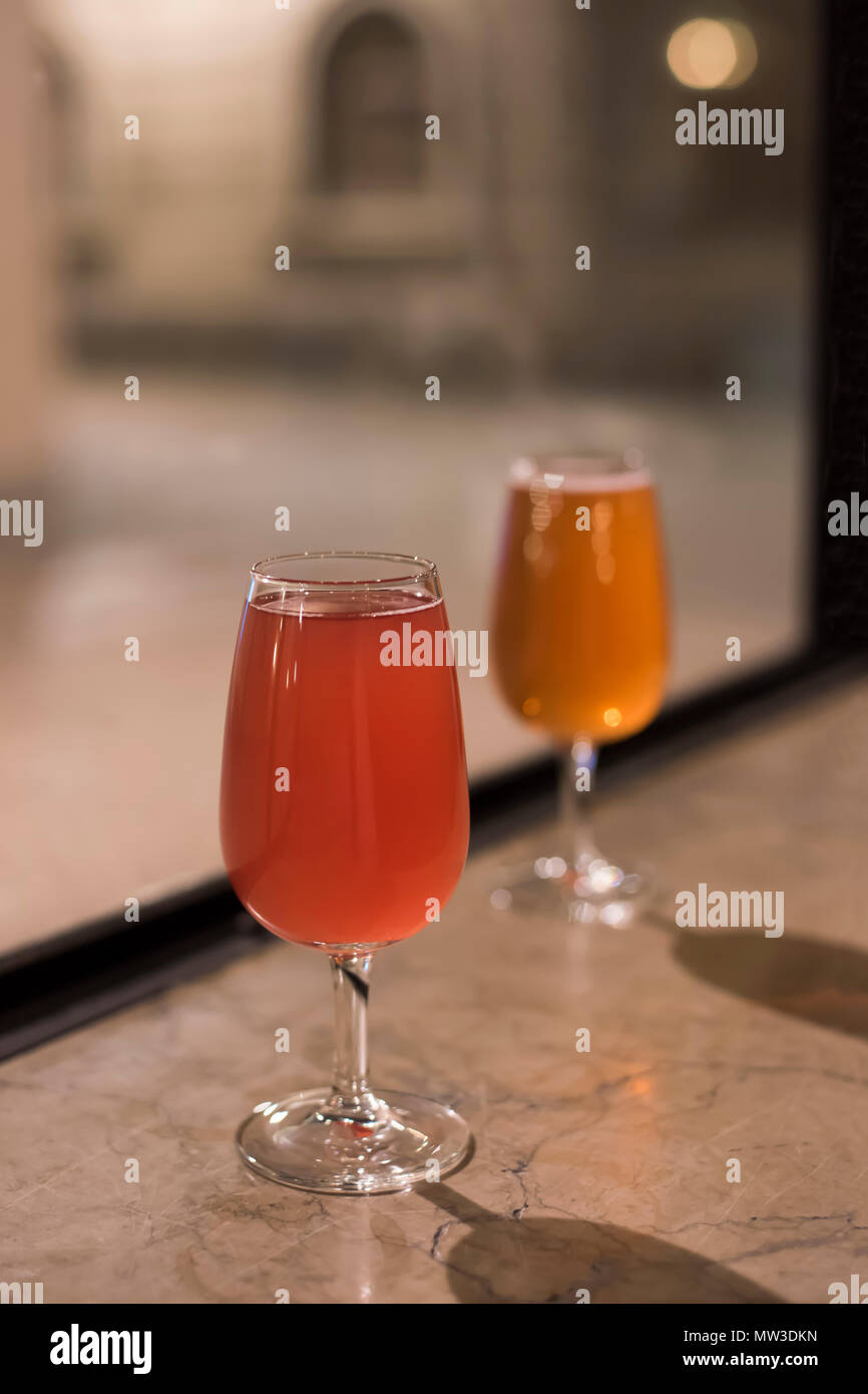 Deux verres de bière artisanale dans une fenêtre bar Banque D'Images