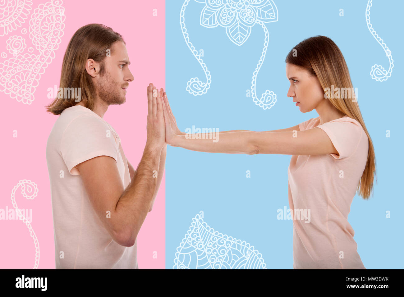 Jeune femme poussant les mains de son petit ami tandis que se sentir en colère Banque D'Images
