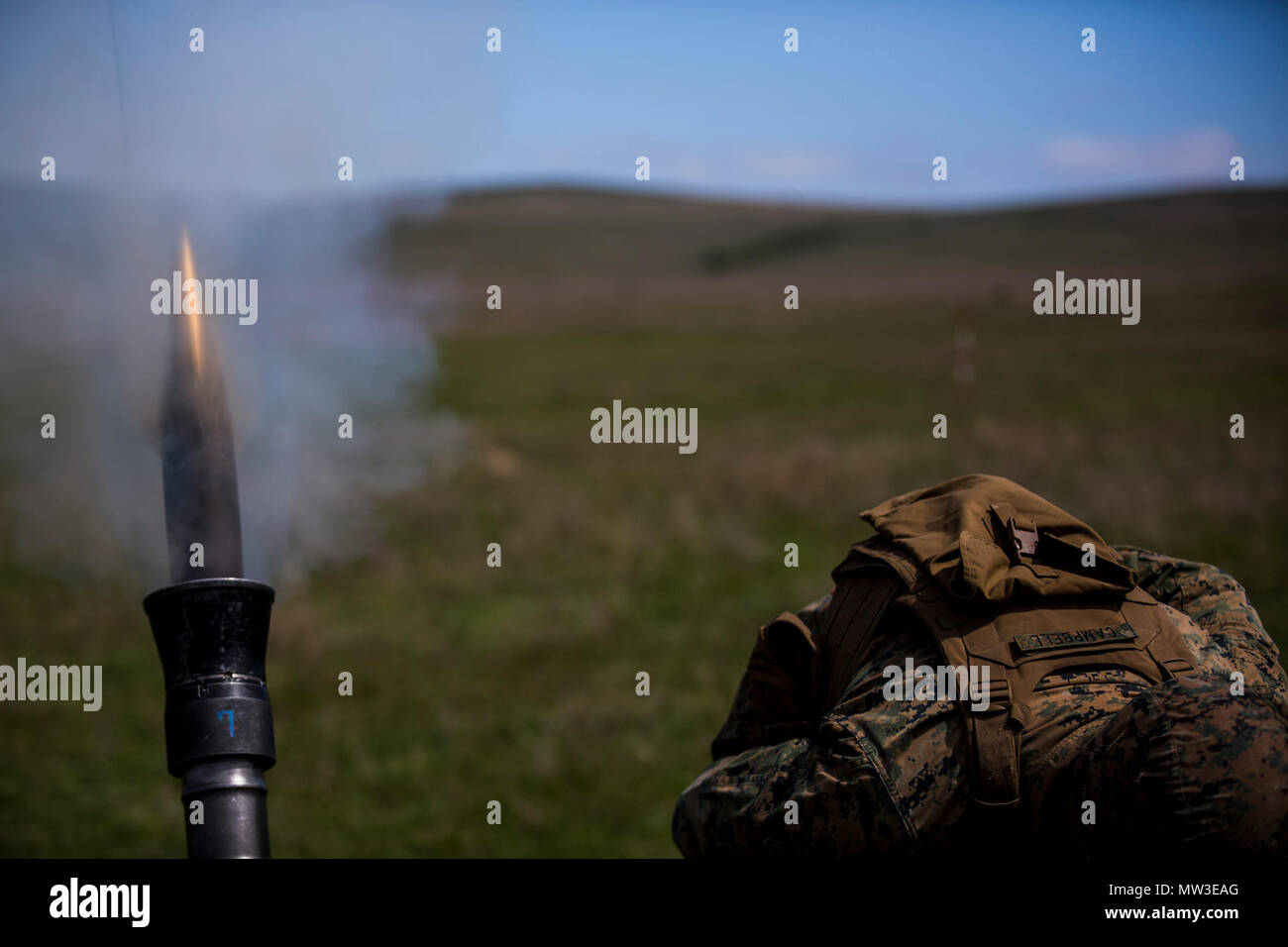 Le Caporal des Marines des États-Unis. Kyle Campbell, opérateur d'équipement lourd avec une force de rotation 17,1 de la mer Noire, les feux d'un mortier de 81 mm à un live-fire Eagle platine pendant l'exercice, à 17,2 Formation Babadag, Roumanie, le 27 avril 2017. Marines de différents champs d'emploi ont participé à une gamme de mortier de tir réel d'acquérir de l'expérience dans divers systèmes d'armes du Corps des Marines. Avec sa flexibilité et polyvalence, BSRF est idéal pour effectuer des efforts de coopération en matière de sécurité et d'un large éventail d'autres missions. Banque D'Images