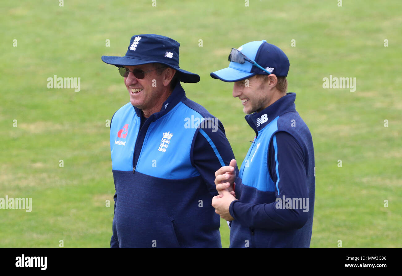 L'Angleterre le capitaine Joe Root (à droite) s'entretient avec l'entraîneur-chef Trevor Bayliss lors d'une session à filets Headingley, Leeds. ASSOCIATION DE PRESSE Photo. Photo date : mercredi 30 mai 2018. Voir l'histoire de l'Angleterre CRICKET PA. Crédit photo doit se lire : Tim Goode/PA Wire. RESTRICTIONS : un usage éditorial uniquement. Pas d'utilisation commerciale sans accord écrit préalable de la BCE. Utilisez uniquement de l'image fixe. Pas d'images en mouvement pour émuler la diffusion. Aucun retrait ou obscurcissant de sponsor de logos. Banque D'Images