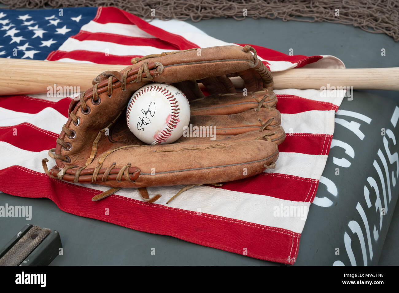 Gant de baseball et balle sur drapeau américain Photo Stock - Alamy
