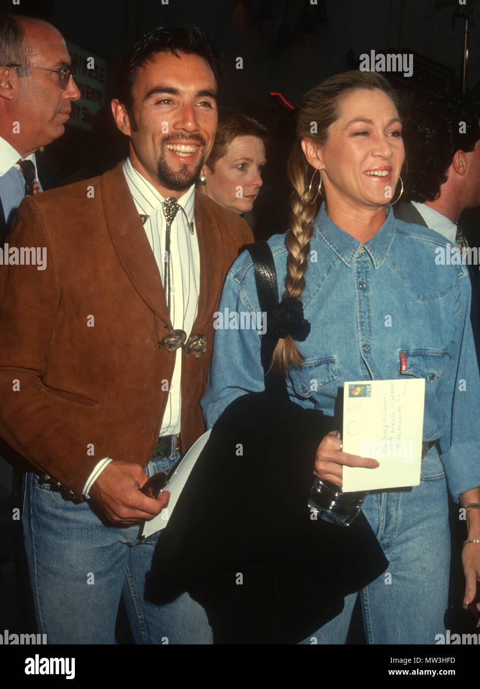 HOLLYWOOD, CA - 6 juin : (L-R) l'Acteur Francesco Quinn et Terry McQueen assister à la 'City Slickers' Premeire Hollywood le 6 juin 1991 au Mann's Chinese Theatre à Hollywood, Californie. Photo de Barry King/Alamy Stock Photo Banque D'Images