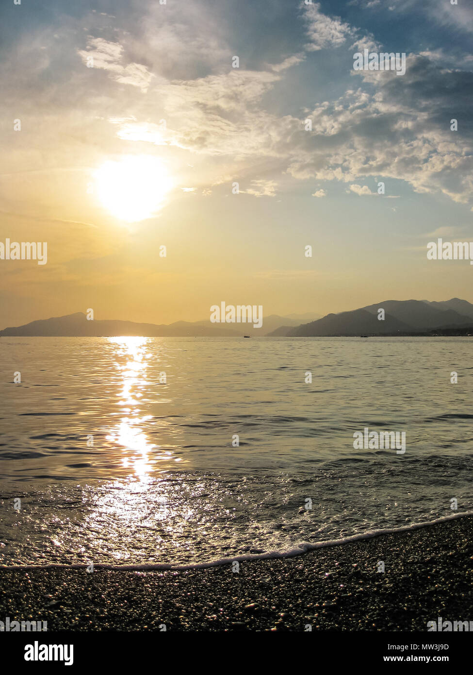 Coucher de soleil sur la mer de la célèbre plage de la Baie des contes de fées en Sestri Levante, Province de Gênes en Ligurie, Italie. Banque D'Images