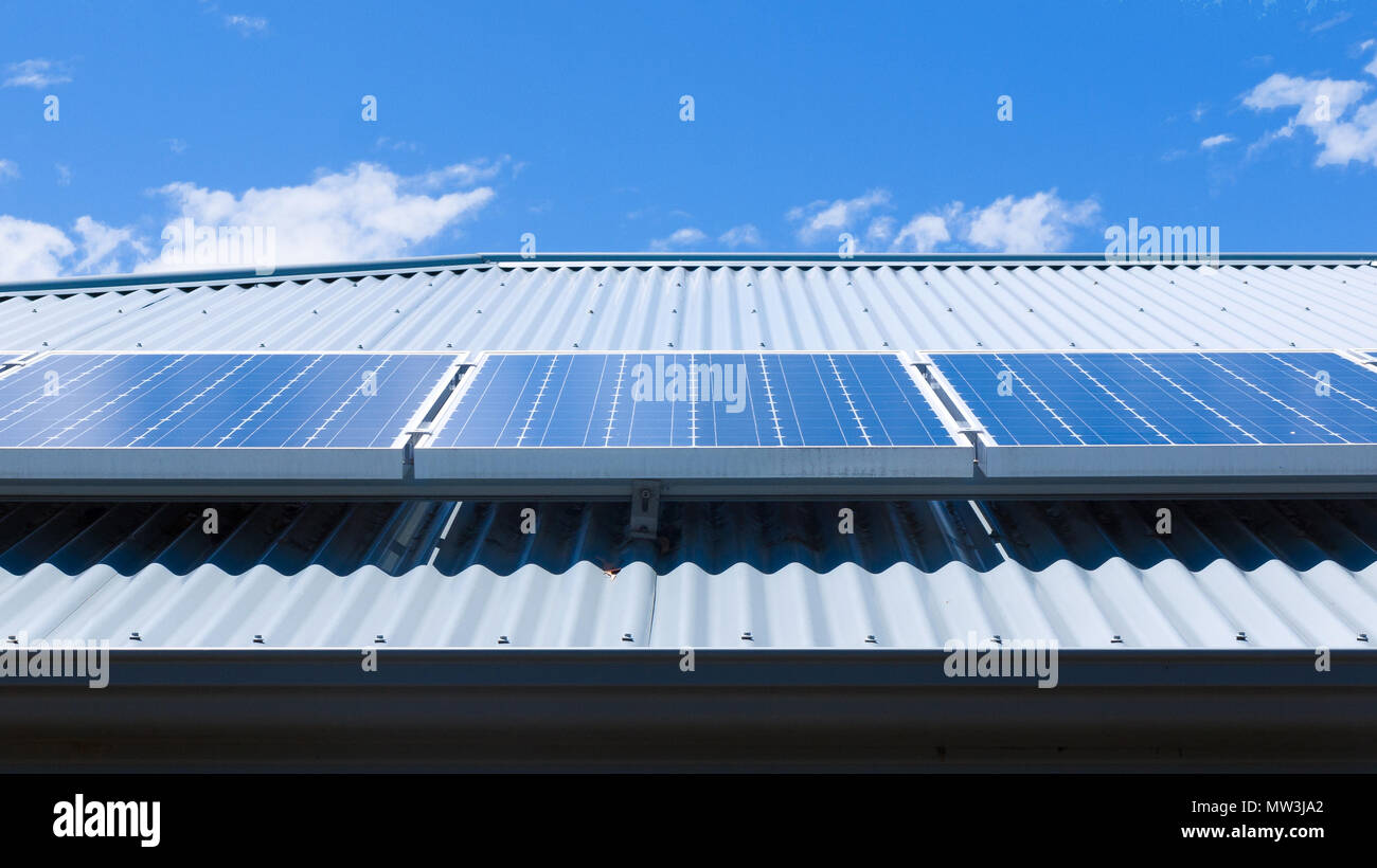 Des panneaux solaires sur le toit d'une maison sur une journée ensoleillée. Banque D'Images