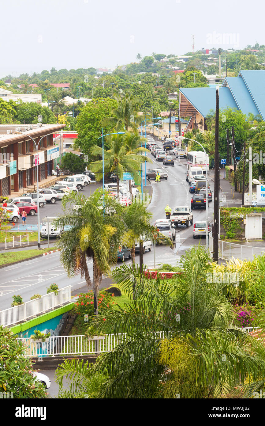 Un taux élevé de voir la circulation de palmiers et de bâtiments à Papeete, Tahiti, Polynésie française. Banque D'Images