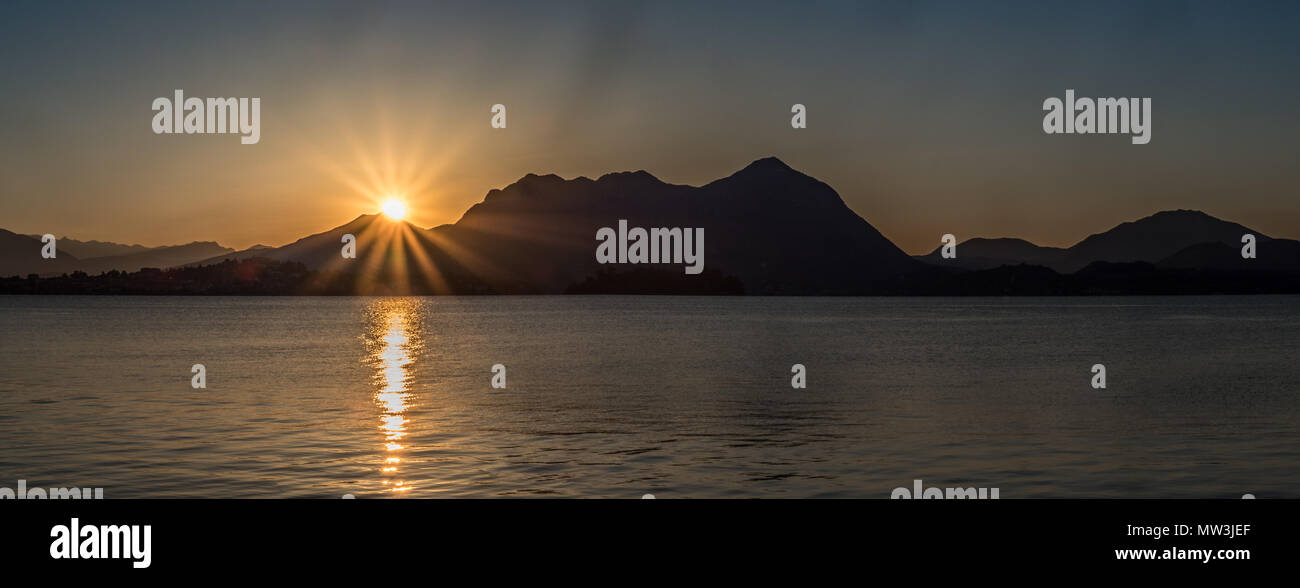 Lever du soleil sur le lac Majeur Banque D'Images