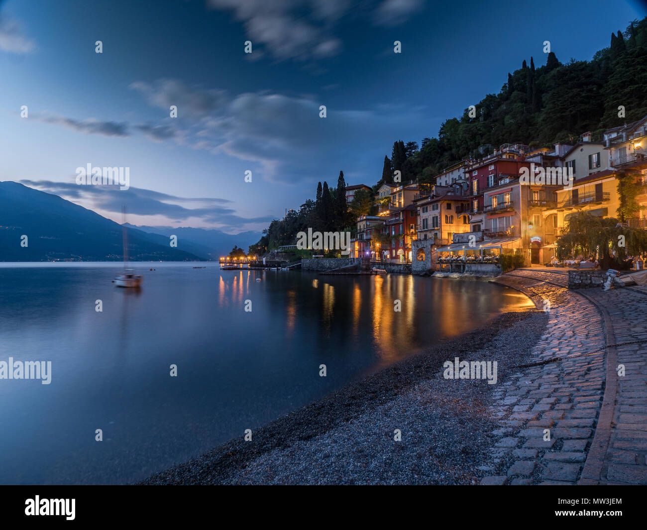 Varenna, Lac de Côme, à l'heure bleue. Banque D'Images