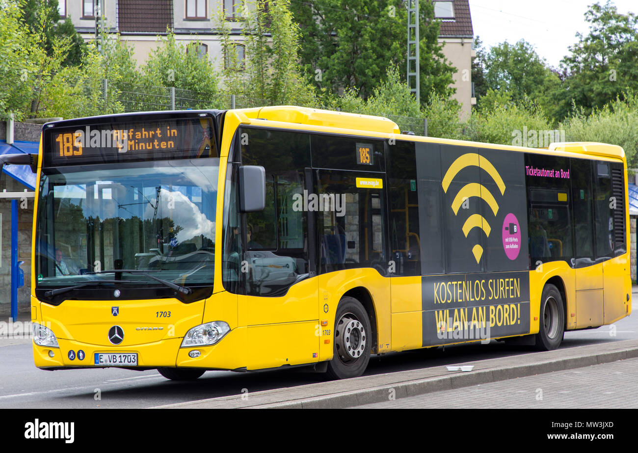 Transport bus locaux, d''une connexion Wi-Fi gratuite offrent à bord et de la fiche de chargement USB, le Ruhrbahn GmbH, les entreprises de transport des villes d'Essen et de Mülheim un Banque D'Images