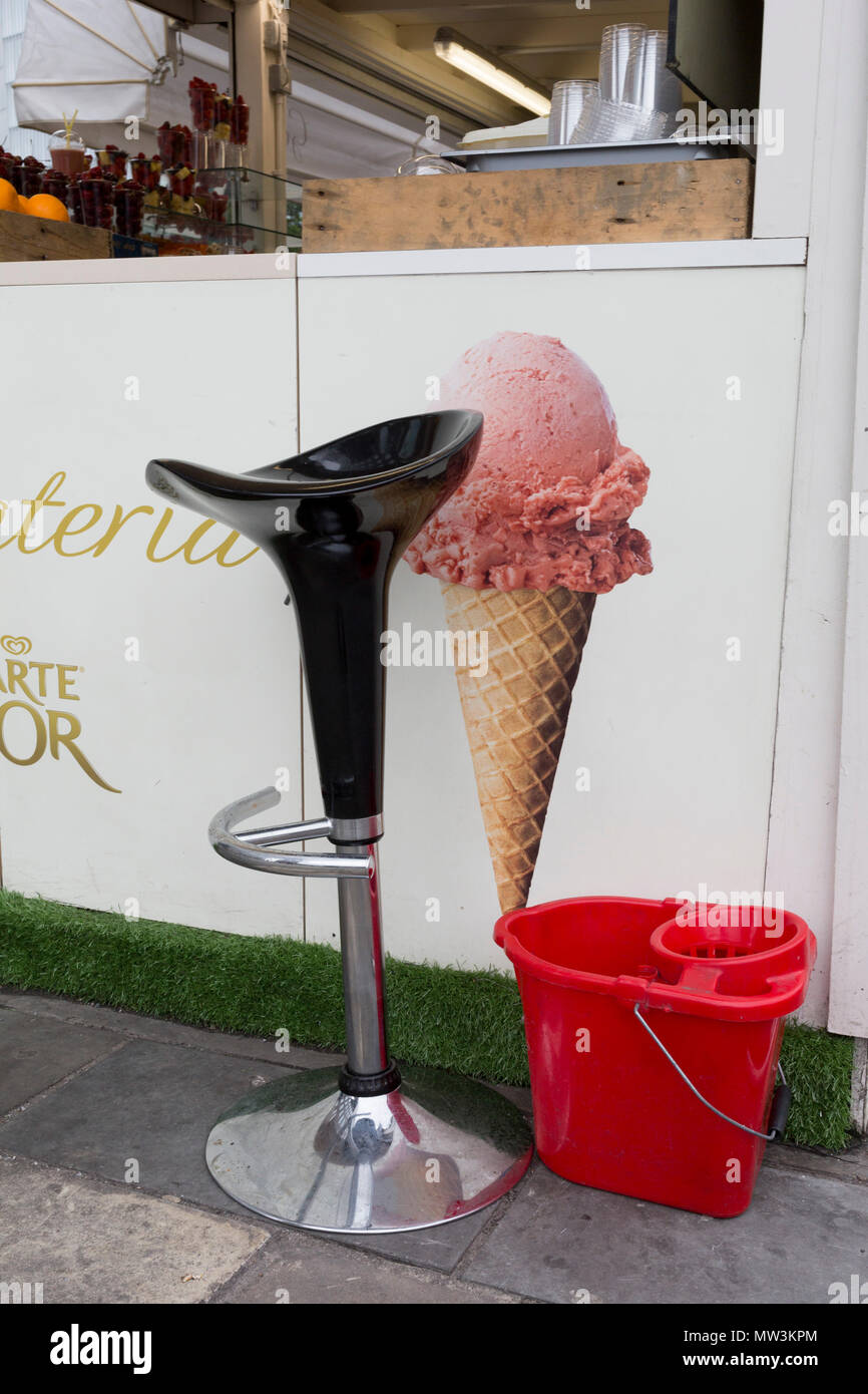 Un kiosque et un tabouret Gelato au sud de fin de Southwark London Bridge, le 30 mai 2018, à Londres, en Angleterre. Banque D'Images