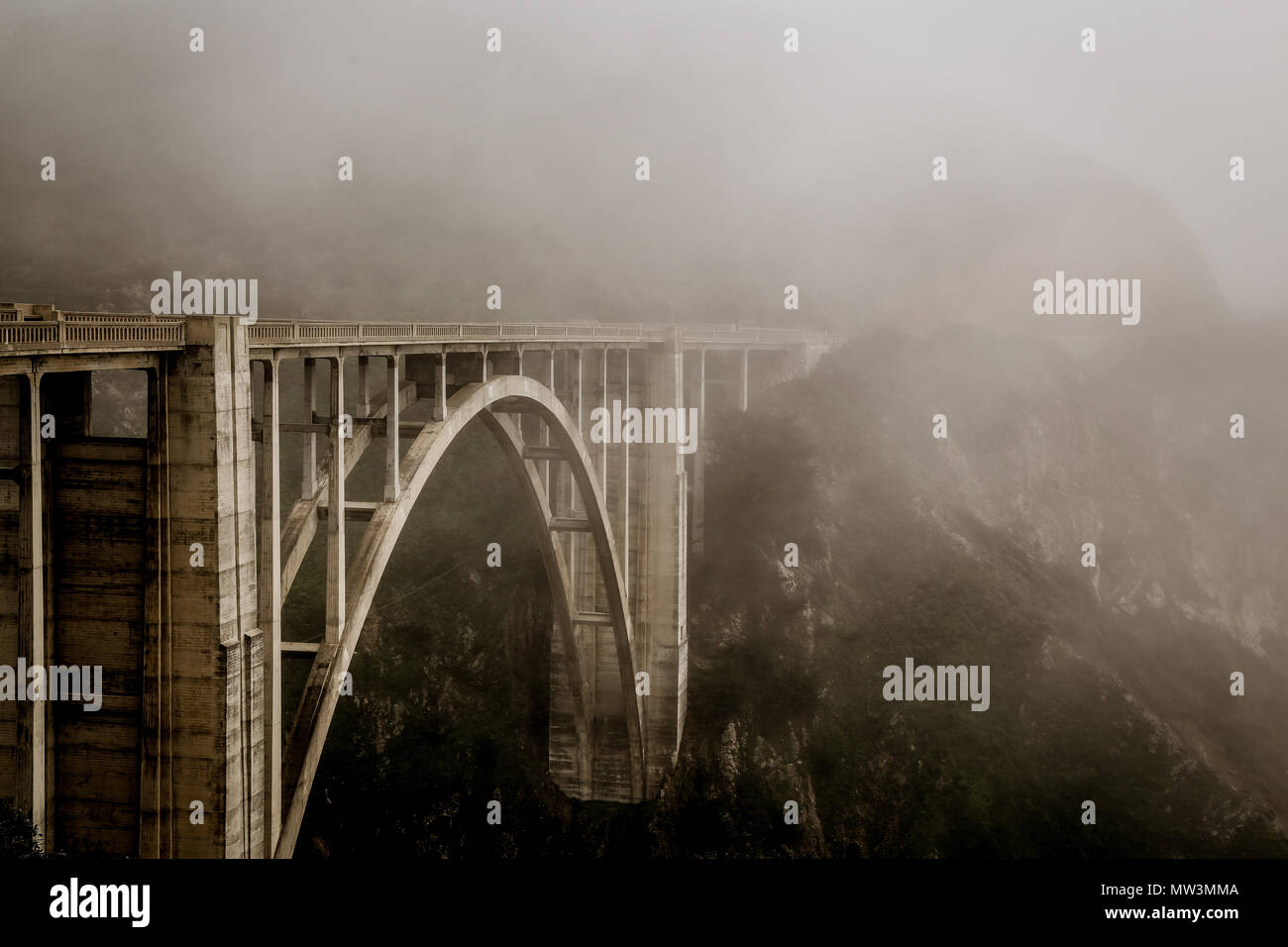 Bixby bridge de disparaître dans le brouillard Banque D'Images