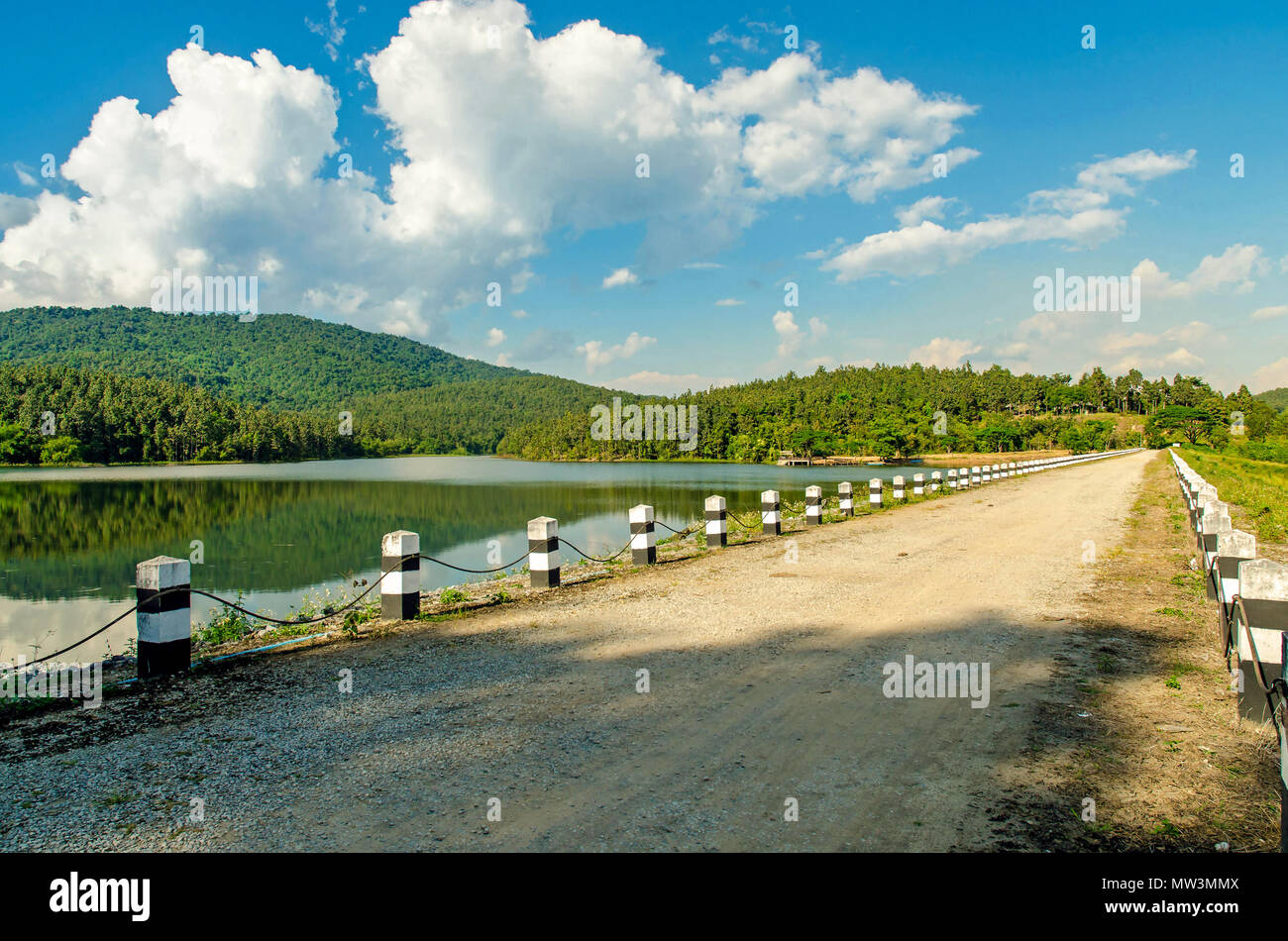 Paysage de la Dam et du lac sur la montagne avec arbre et forêt, la rivière et les sentiers sur les barrages avec ciel bleu et nuages. Banque D'Images