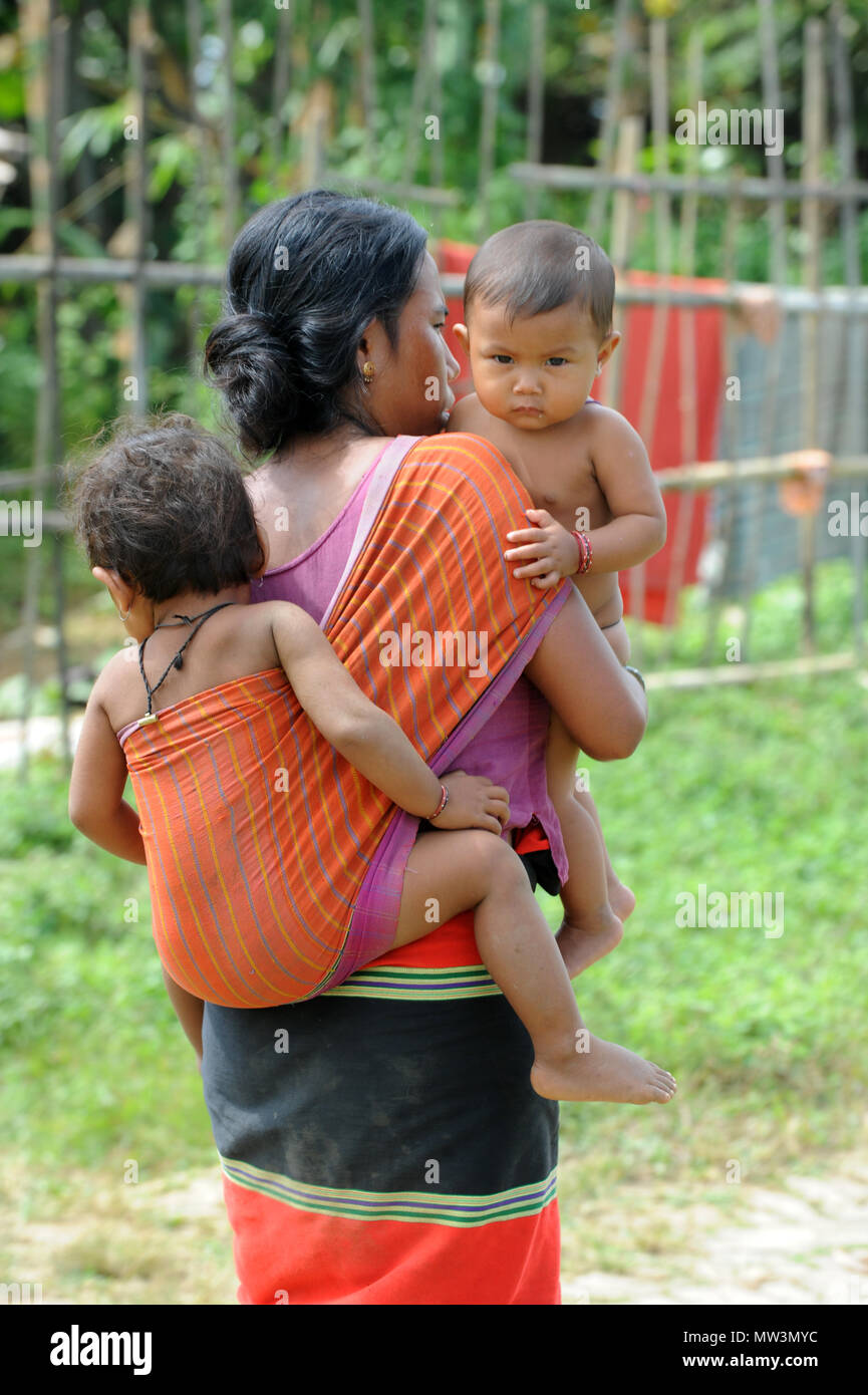 Rangamati, Bangladesh, - 17 octobre 2011 : la vie quotidienne des gens de la tribu dans la région éloignée à Sajek Vallée de Rangamati, au Bangladesh. Banque D'Images