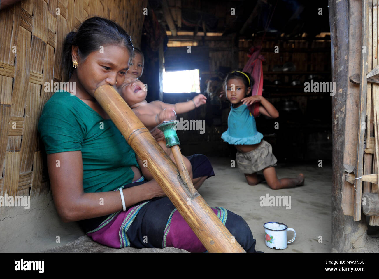 Rangamati, Bangladesh, - 17 octobre 2011 : la vie quotidienne des gens de la tribu dans la région éloignée à Sajek Vallée de Rangamati, au Bangladesh. Banque D'Images