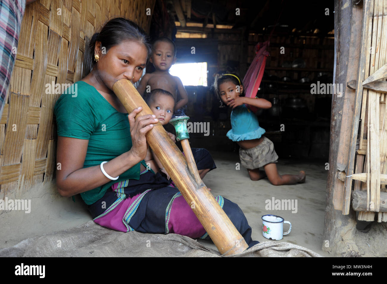 Rangamati, Bangladesh, - 17 octobre 2011 : la vie quotidienne des gens de la tribu dans la région éloignée à Sajek Vallée de Rangamati, au Bangladesh. Banque D'Images