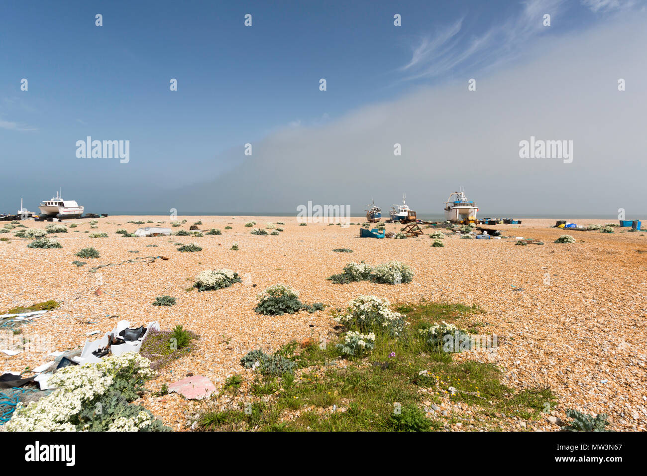 Les bateaux de pêche et de l'industrie de la pêche points à l plage de galets à Dungeness, Kent, UK. Banque D'Images