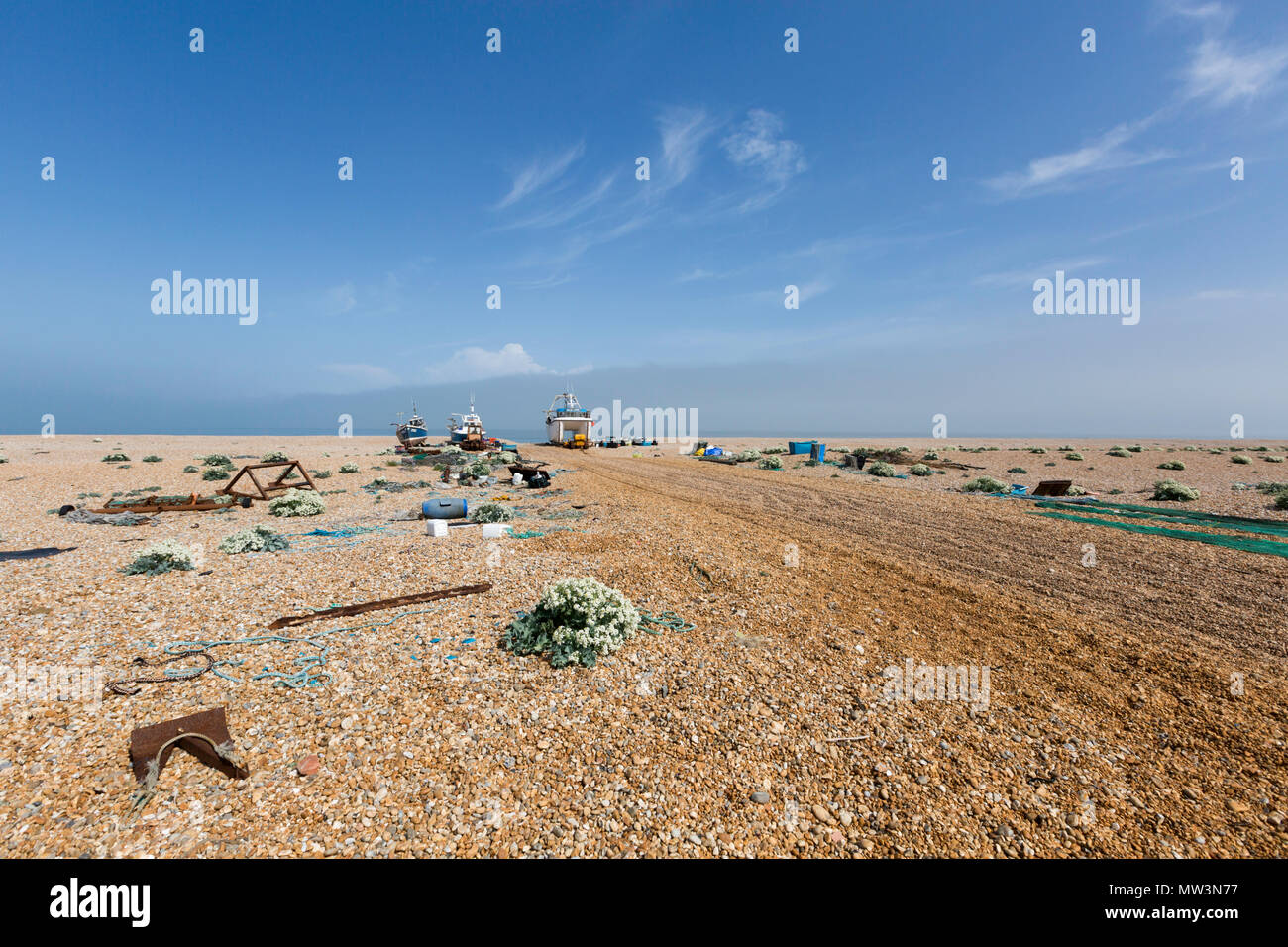 Les bateaux de pêche La pêche et les éléments à l plage de galets à Dungeness, Kent, UK. Banque D'Images