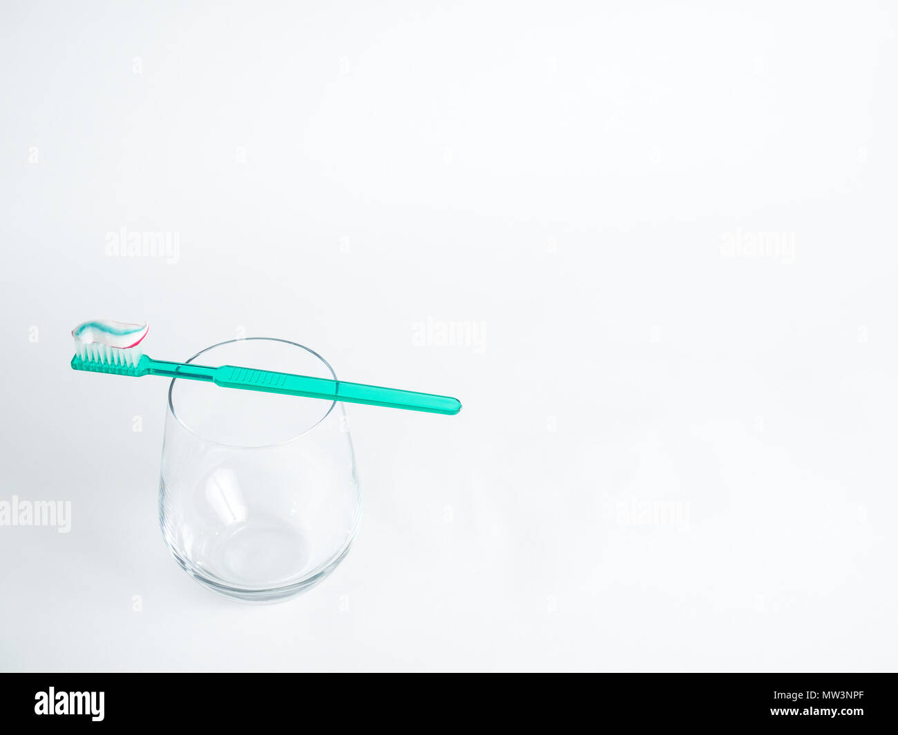 Brosse à dents et le verre de l'eau une brosse à dents avec un verre d'eau isolé Banque D'Images