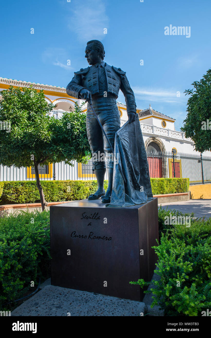 Statue de Curro Romer, Plaza de toros de la Real Maestranza de Caballería de Séville Bull ring, Séville, Espagne Banque D'Images