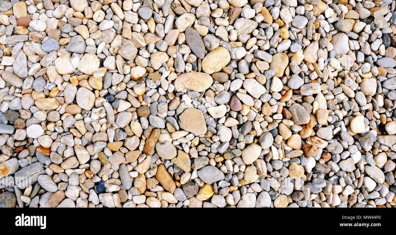 Pierres de tailles différentes et colorées sur la route, vue du dessus, style retro Banque D'Images