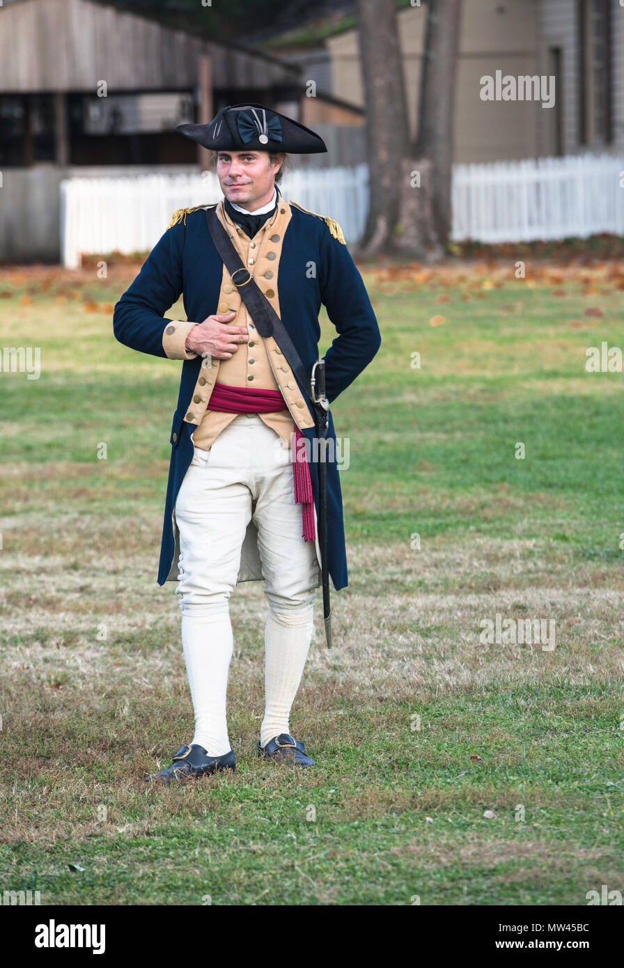 Officier Colonial 'James Innes' frappe un poser sur la place derrière le palais de justice historique de Williamsburg, Virginie. Banque D'Images