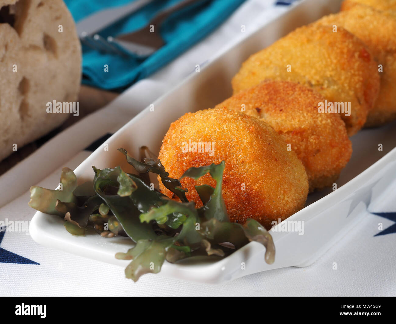 La mousse de pommes de terre faite avec Croquettes Croquettes et la mousse d'algues. Un vegan nutritifs starter. Banque D'Images