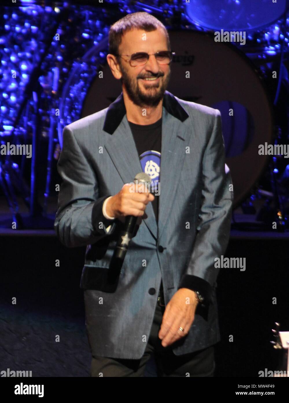 Liverpool, UK ex-batteur des Beatles Ringo Starr et son groupe à Liverpool Empire Theatre à vendre la foule, Ian Crédit Fairbrother/Alamy Stock photos Banque D'Images