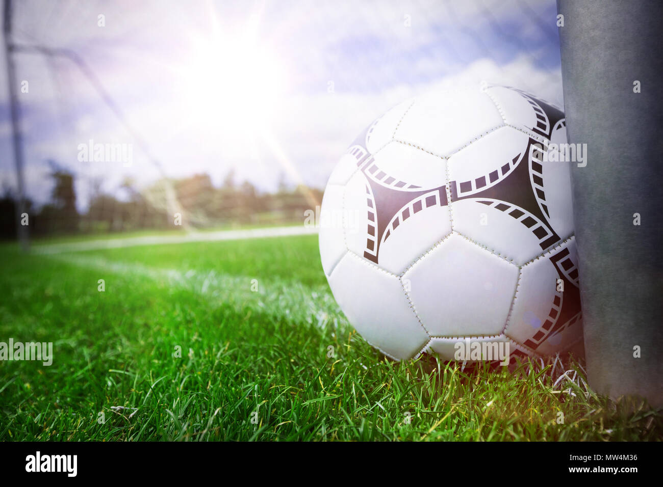 Close-up of soccer ball près d'un poteau de but Banque D'Images