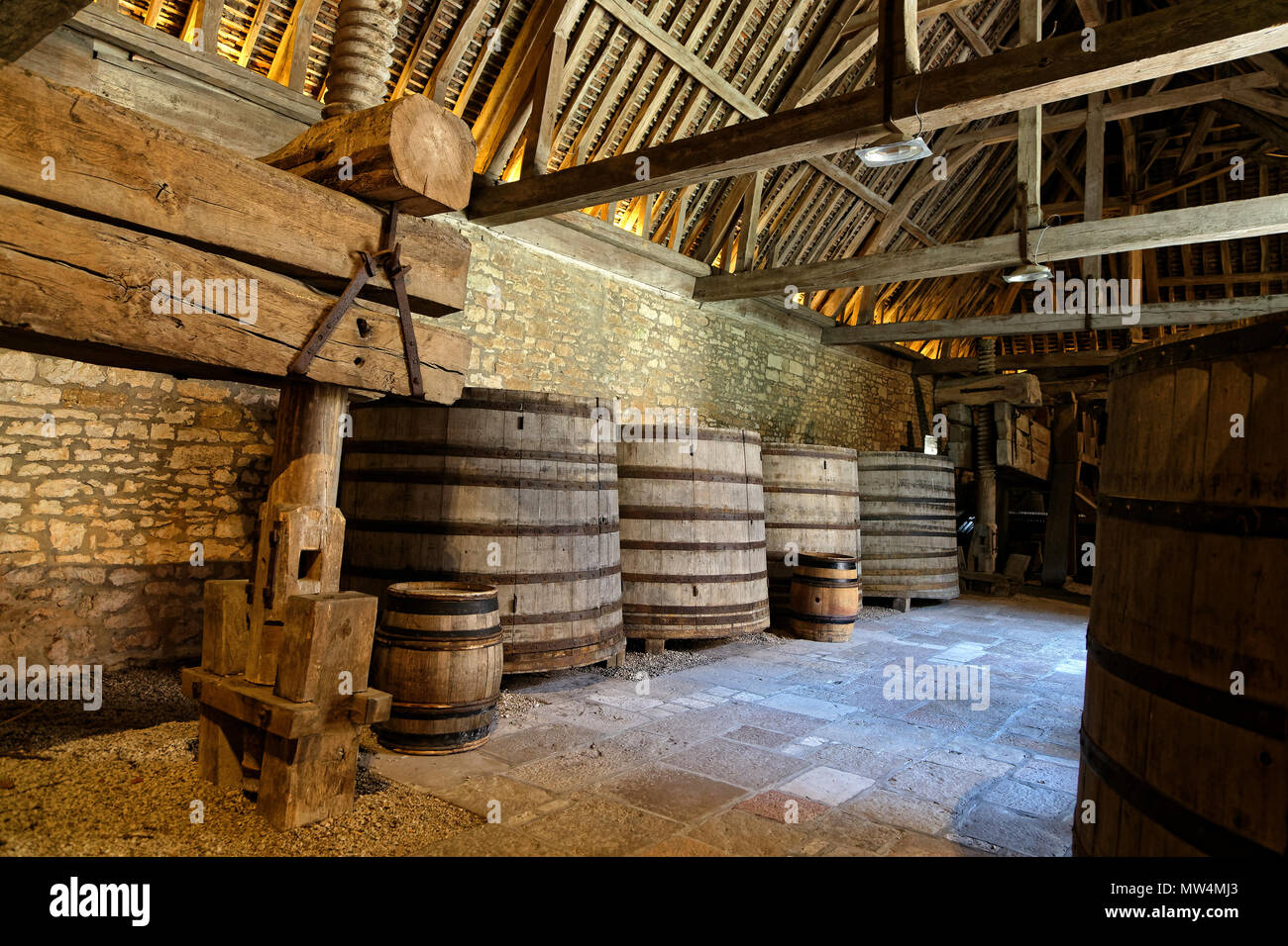 Nuits-saint-Georges, France, le 19 mai 2018 : Ancienne cave d'un établissement vinicole en Bourgogne. Banque D'Images Nuits-saint-Georges, France, le 19 mai 2018 : Ancienne cave d'un établissement vinicole en Bourgogne. Banque D'Images
