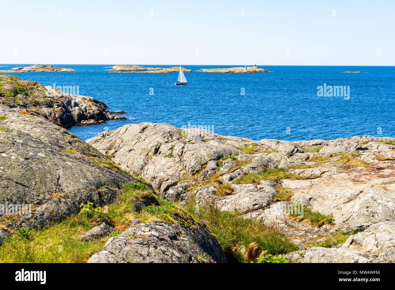 Navigation parmi les îles et îlots rocheux dans les eaux côtières. Banque D'Images