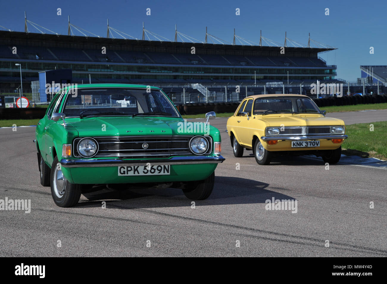 1974 Ford Cortina Mk3 et 1979 Vauxhall Viva classic British voiture familiale Banque D'Images