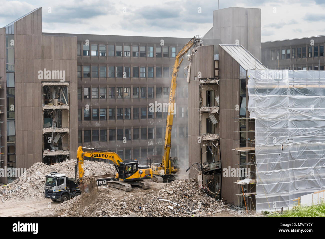 Vue de haut avec des gravats de démolition, la machinerie lourde (pelles) | Travail et la démolition de bâtiment de bureaux vides - Hudson House York, England, UK. Banque D'Images