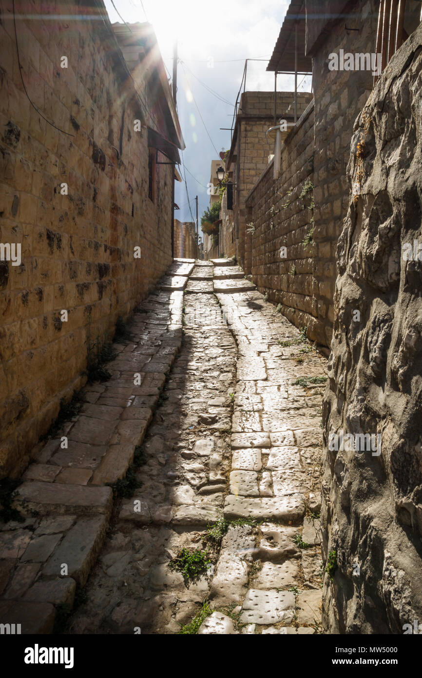 Rues anciennes avec sunbeam ville traditionnelle de Deir El Qamar, Liban Banque D'Images