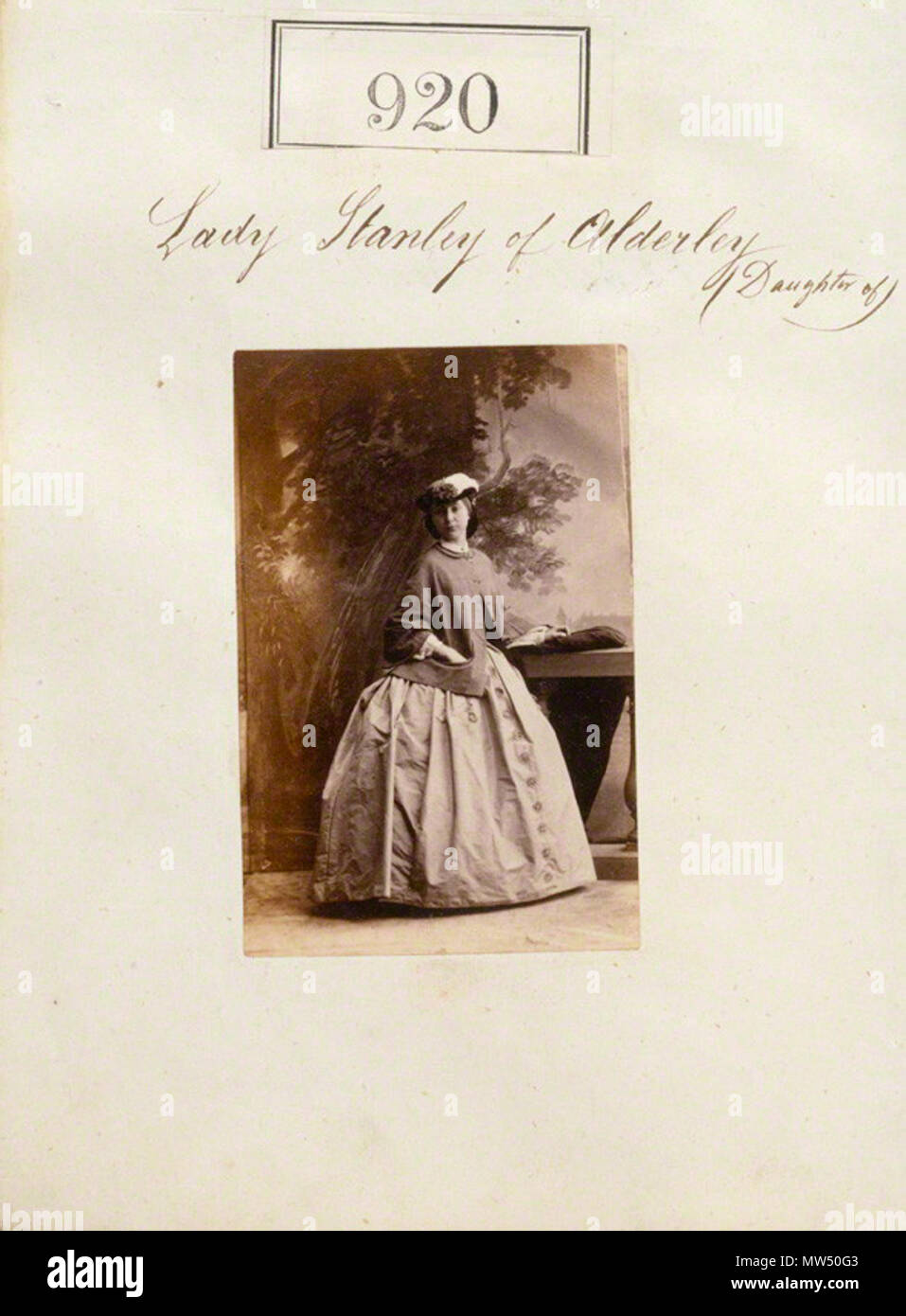 . Anglais : Lady Amberley en 1860 à l'albumine. 3 3/8 in. x 2 1/8 in. (85 mm x 55 mm) taille de l'image . 1860. Camille Silvy 635 Vicomtesse Amberley Banque D'Images