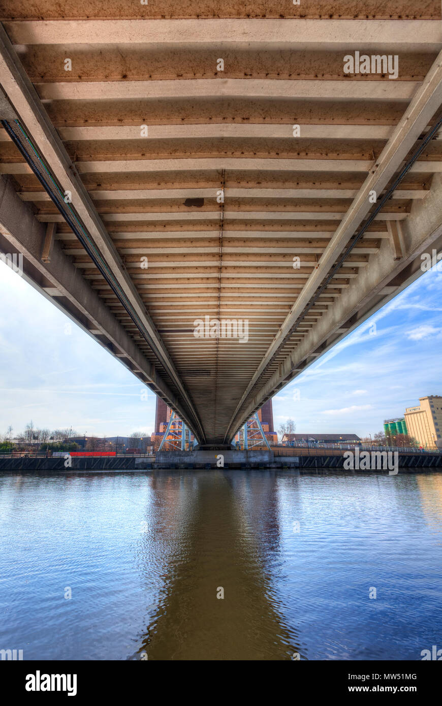 Voir le dessous de Salford Millennium Bridge. Banque D'Images