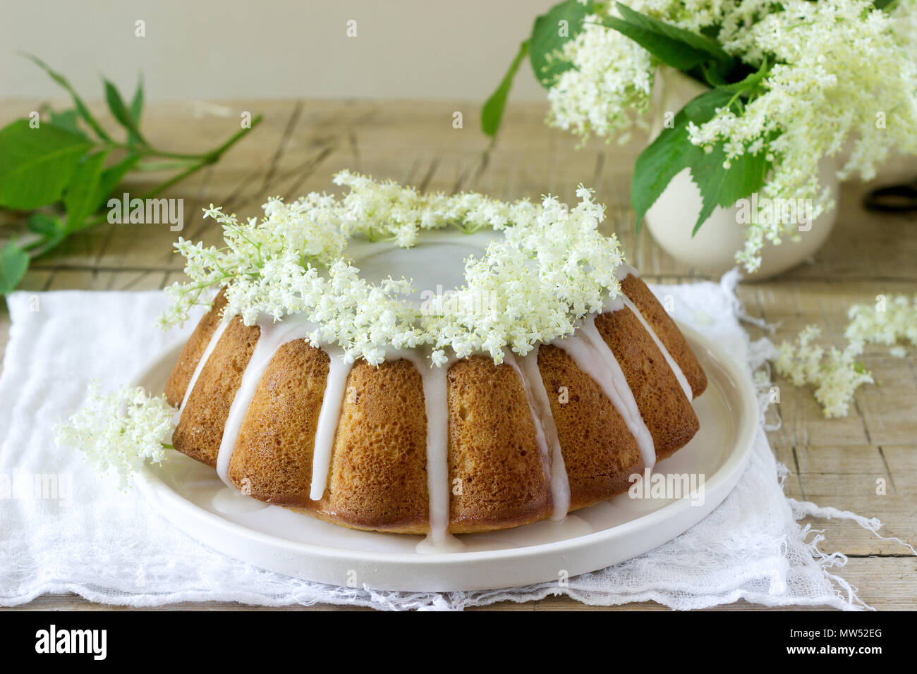 Une Tarte Au Citron Avec Un Glacage De Sucre Et Sirop De Sureau Decore De Fleurs De Sureau De Style Rustique Selective Focus Photo Stock Alamy