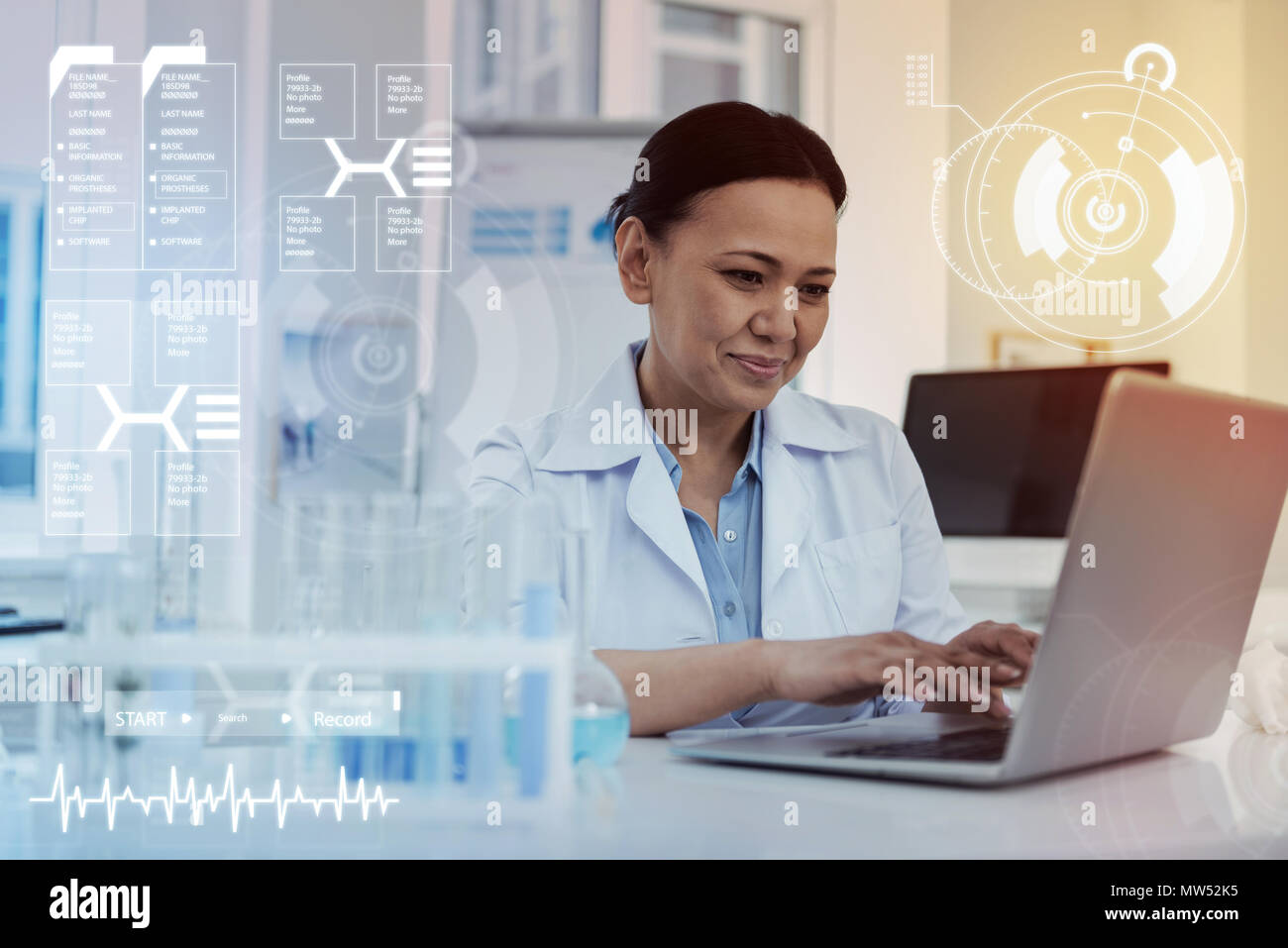Scientifique pacifique de sourire et de regarder l'écran d'un ordinateur portable Banque D'Images