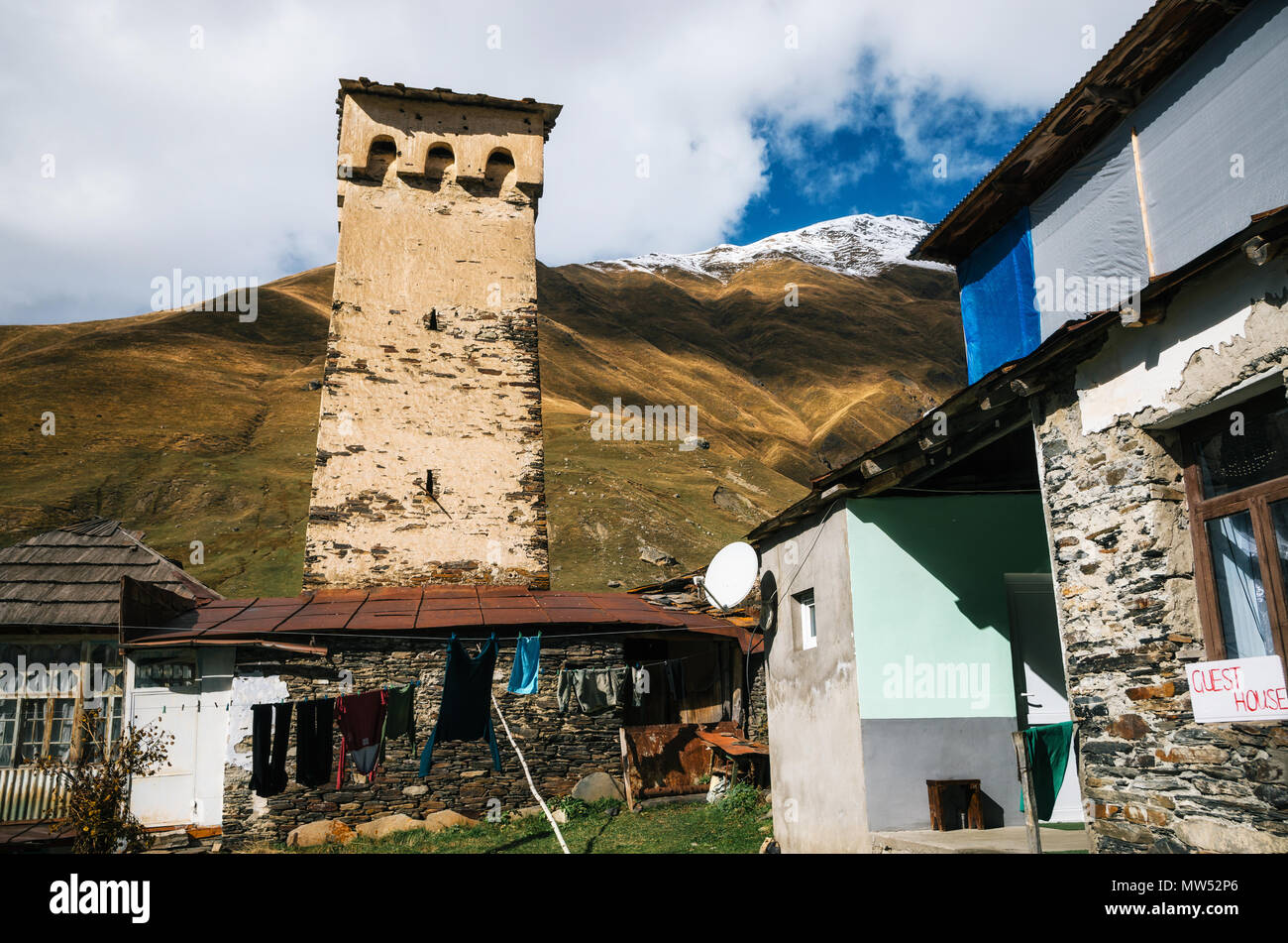 Ruiné et abandonné Svan traditionnels Tours et maisons machub avec dalle en Ushguli commune, Upper Svaneti, Georgia. Monument géorgien Banque D'Images